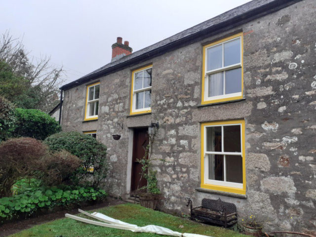 sash window with yellow outerframes